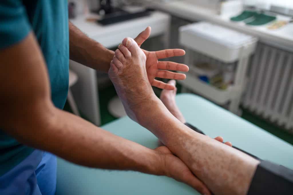 foot pain treatment from a physical therapist 